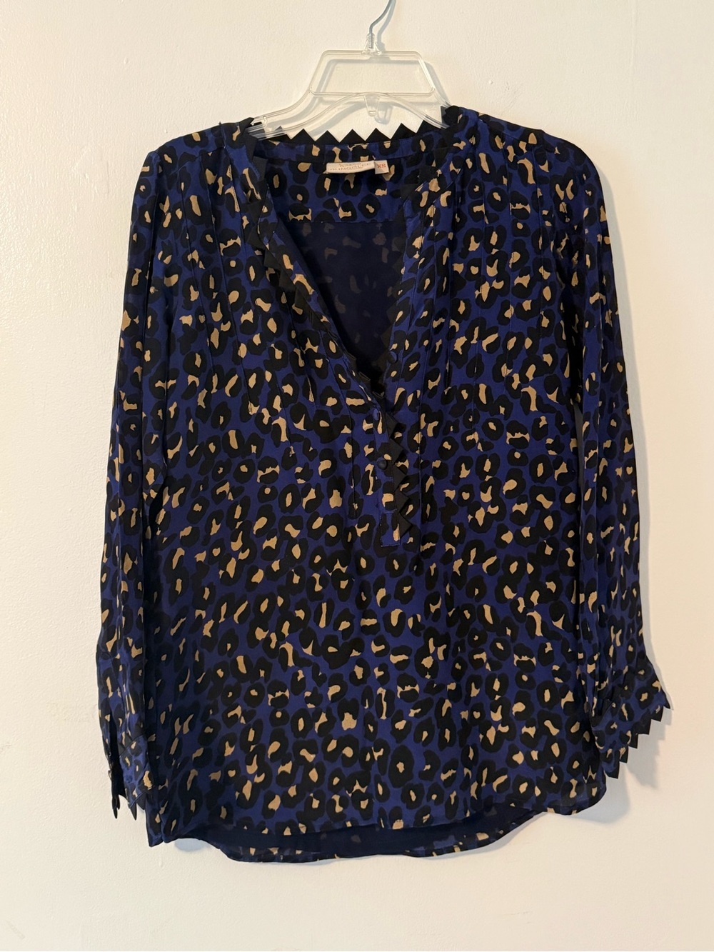 Rungolee Navy Blue Leopard Print V-Neck Blouse. size XS
